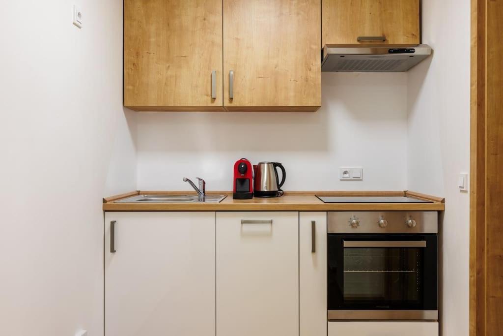1 Bedroom Apartment With Terrace And Free Parking Near Metro Prague Exterior photo